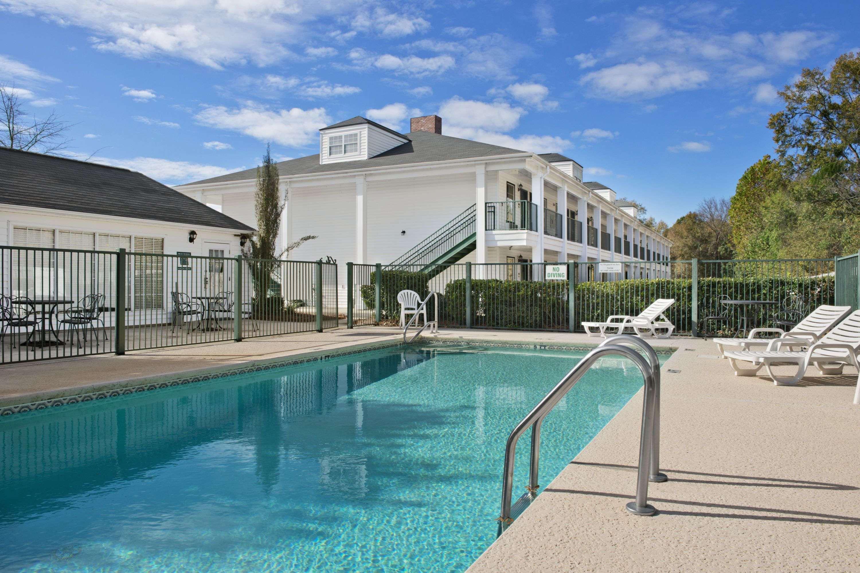 Baymont By Wyndham Eufaula Hotel Exterior photo